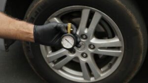 como inflar un neumatico de automovil completamente desinflado
