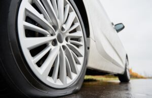 cuanto tiempo puede permanecer un automovil sobre una llanta pinchada cuidado