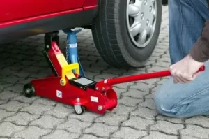descubre como usar un gato correctamente para cambiar las llantas de tu coche