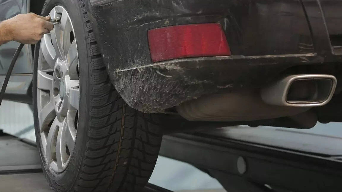 how to handle a flat tire a guide to dealing with a puncture